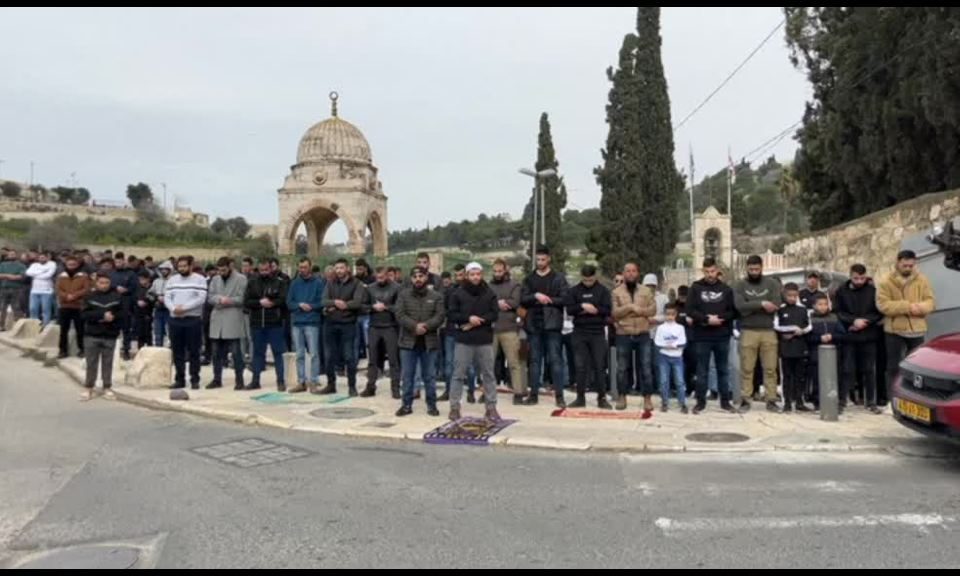 no-alla-moschea,-palestinesi-pregano-in-strada-a-gerusalemme